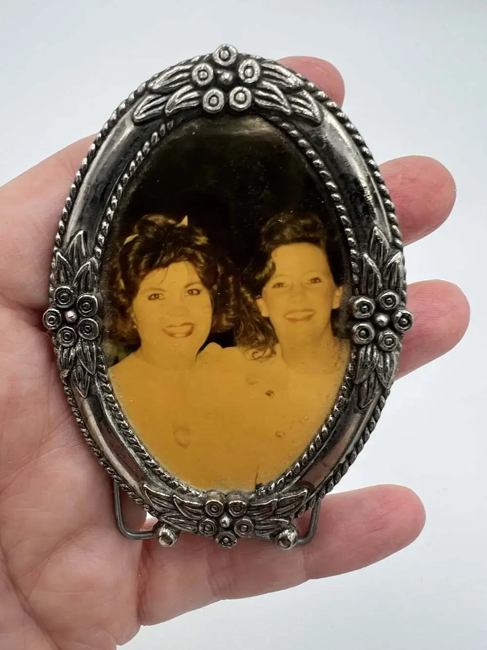 Set 2 Small Oval Silver Tone Floral Picture Frames 3.5” Tabletop Vintage Style
